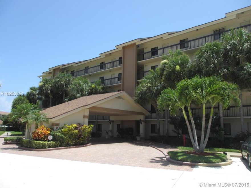 BEAUTIFUL CONDO WITH BALCONY OVERLOOKING MARINA AND POOL WITH AFTERNOON SUN AND GORGEOUSSUNSETS. 2 BEDROOM, 2 BATH, AND ROOM FOR A STORAGE/OFFICE/BEDROOM AND LAUNDRY ROOM. WALKING DISTANCE TOFABULOUS JUPITER/JUNO BEACHES, JUNO FISHING PIER, SHOPPING AT THE BLUFFS PLAZA WHICH HAS PUBLIX GROCERY STORE,RESTAURANTS, SPECIALTY SHOPS, BANKS. FLORIDA LIVING AT ITS BEST