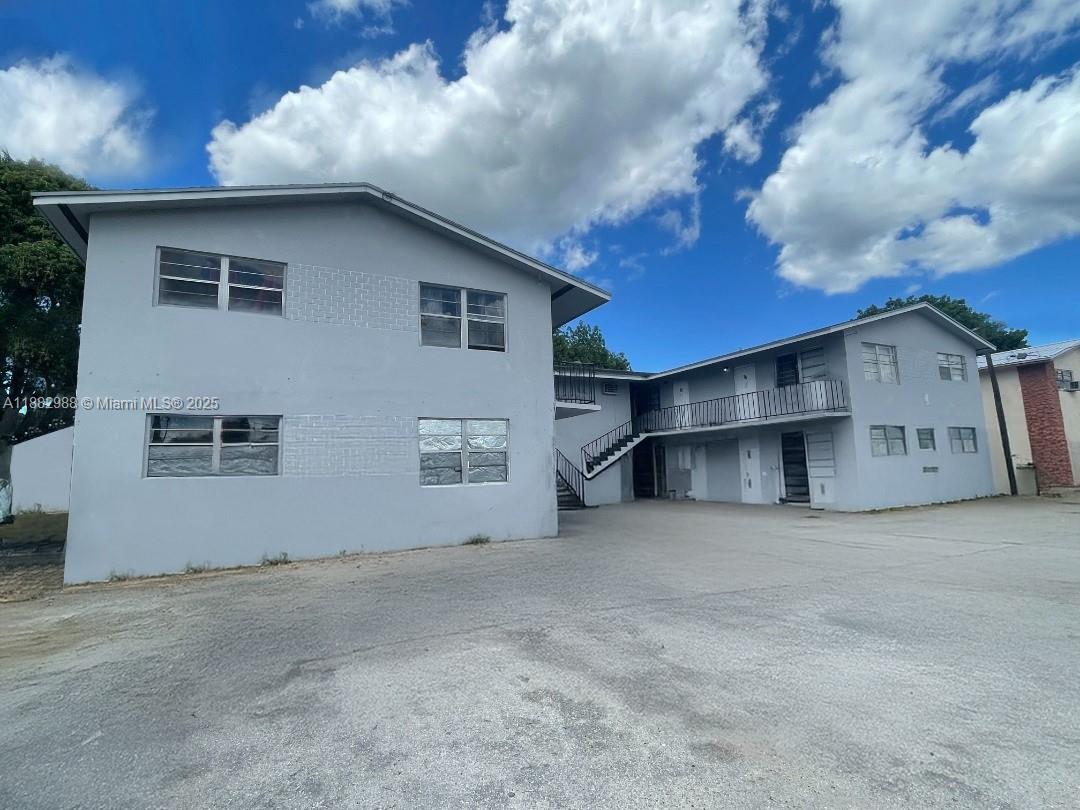 1 bed/ 1 bath apartment for rent. It has a full-size kitchen with kitchen cabinets. The unit has ceiling fan, renovated floors & paint. Updated bathroom with vanity and shower in great condition. One-year lease. Section 8 welcome. The unit is unfinished