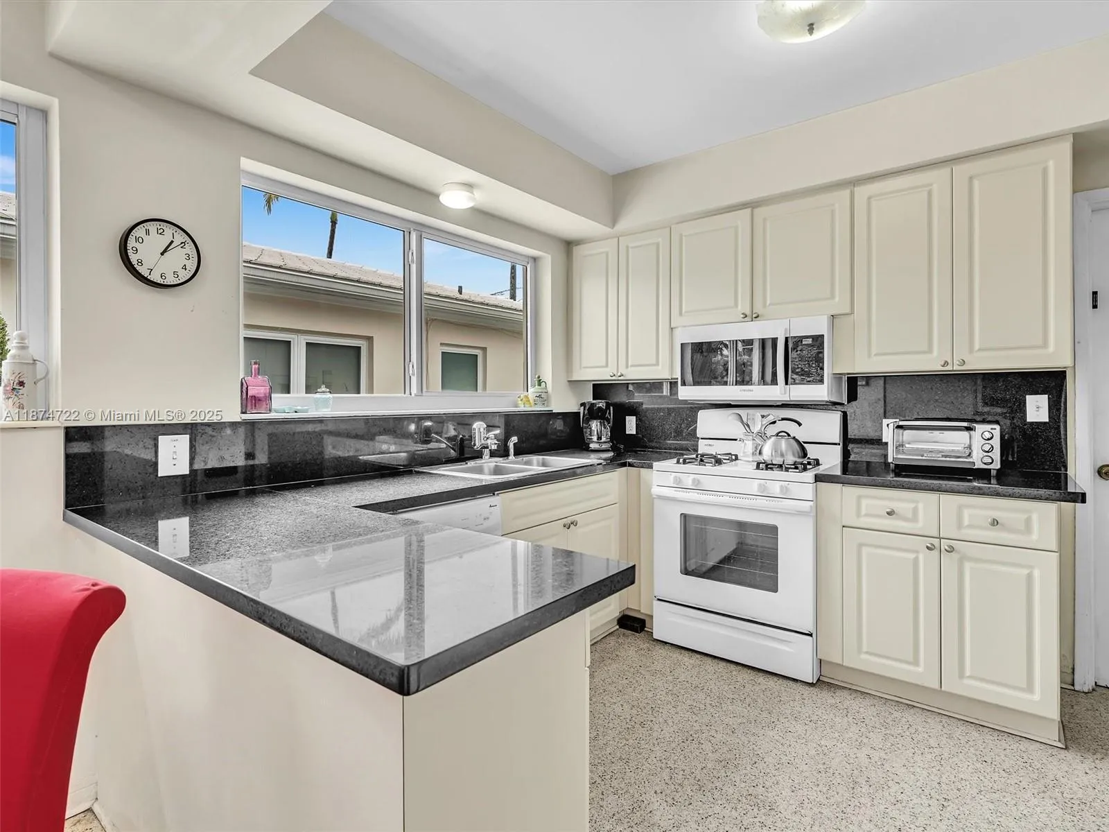 Surfside, Florida 33154, United States, 3 Bedrooms Bedrooms, ,2 BathroomsBathrooms,Residential,Active,212519