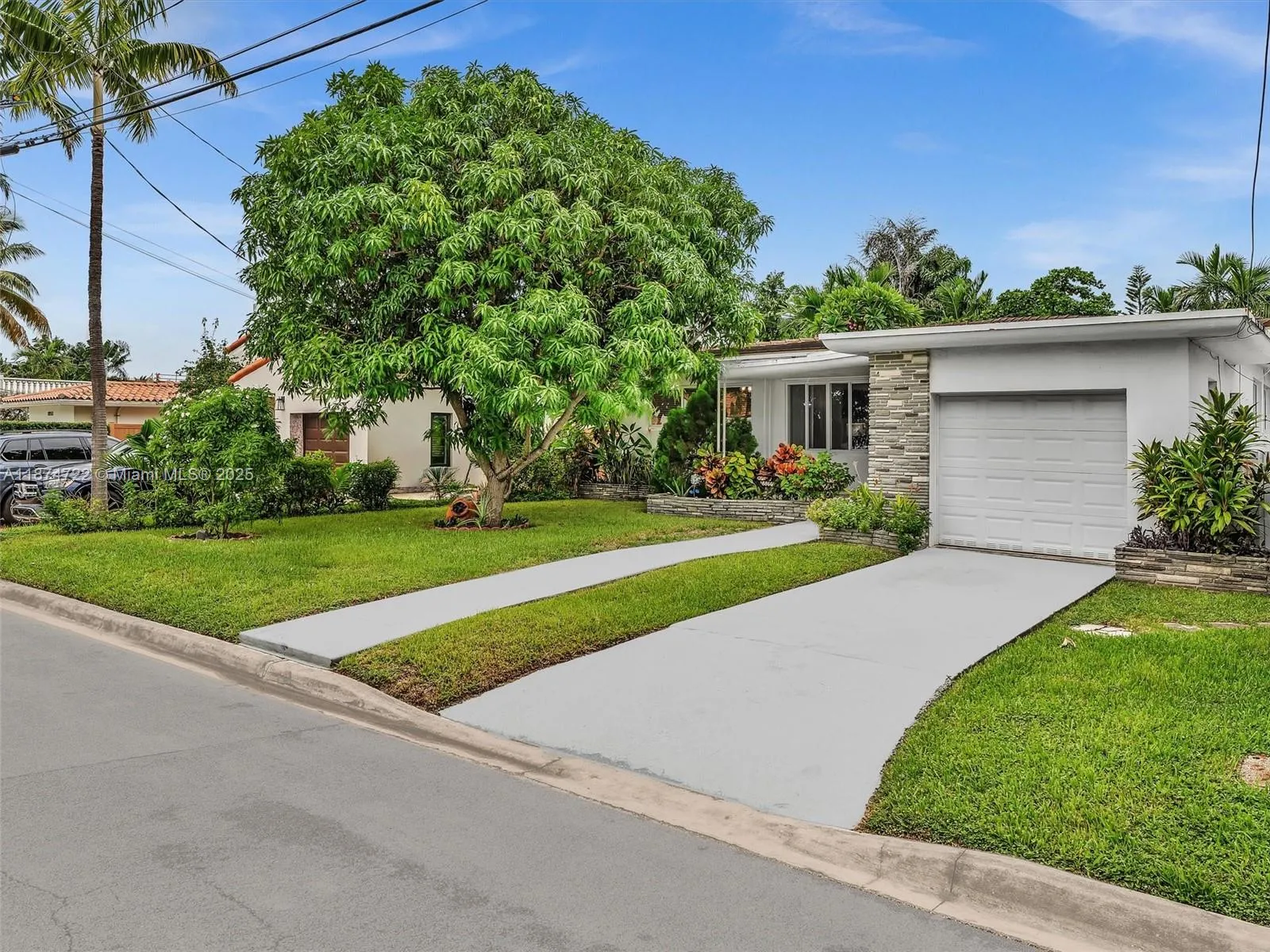 Surfside, Florida 33154, United States, 3 Bedrooms Bedrooms, ,2 BathroomsBathrooms,Residential,Active,212519