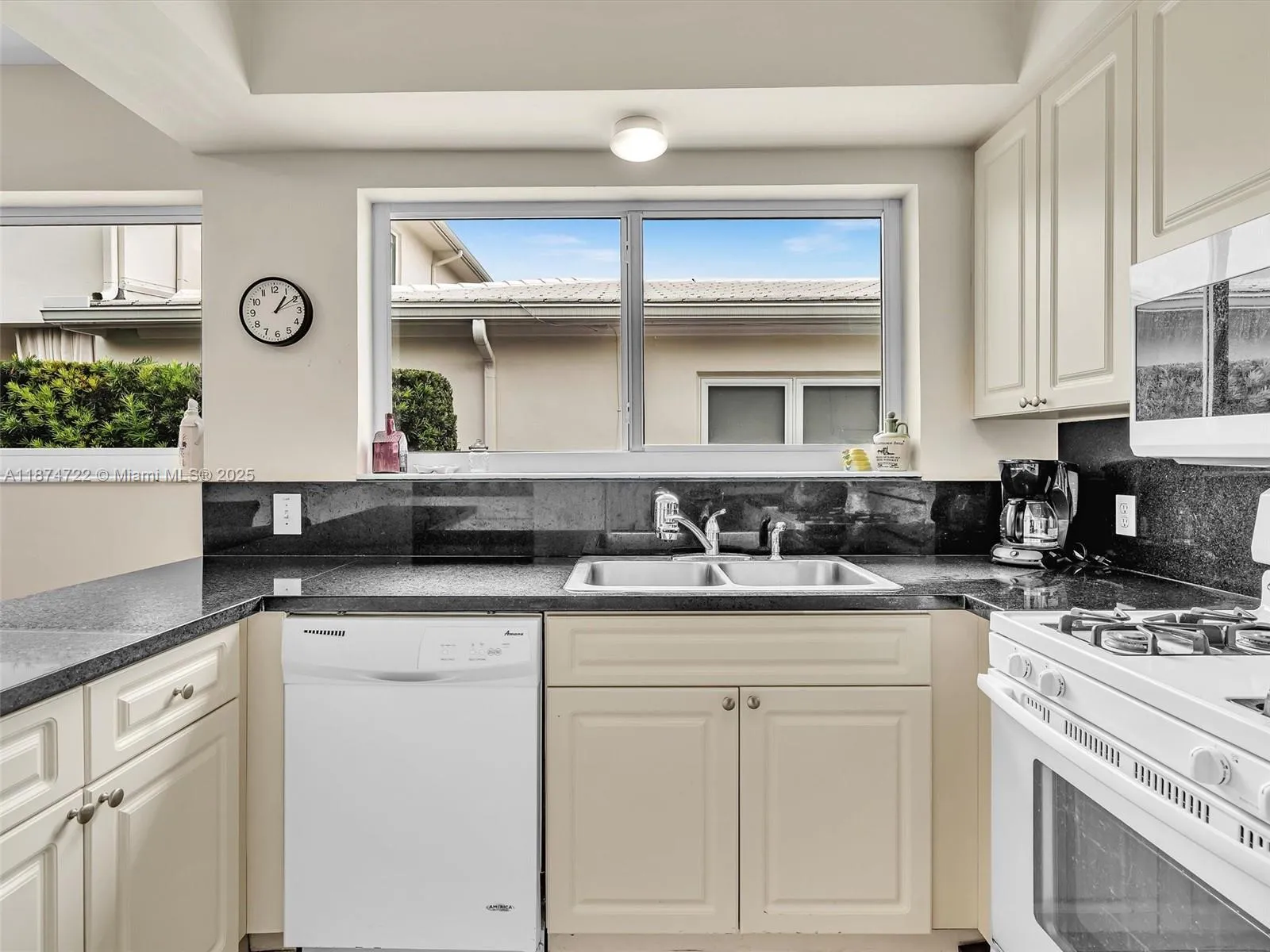 Surfside, Florida 33154, United States, 3 Bedrooms Bedrooms, ,2 BathroomsBathrooms,Residential,Active,212519