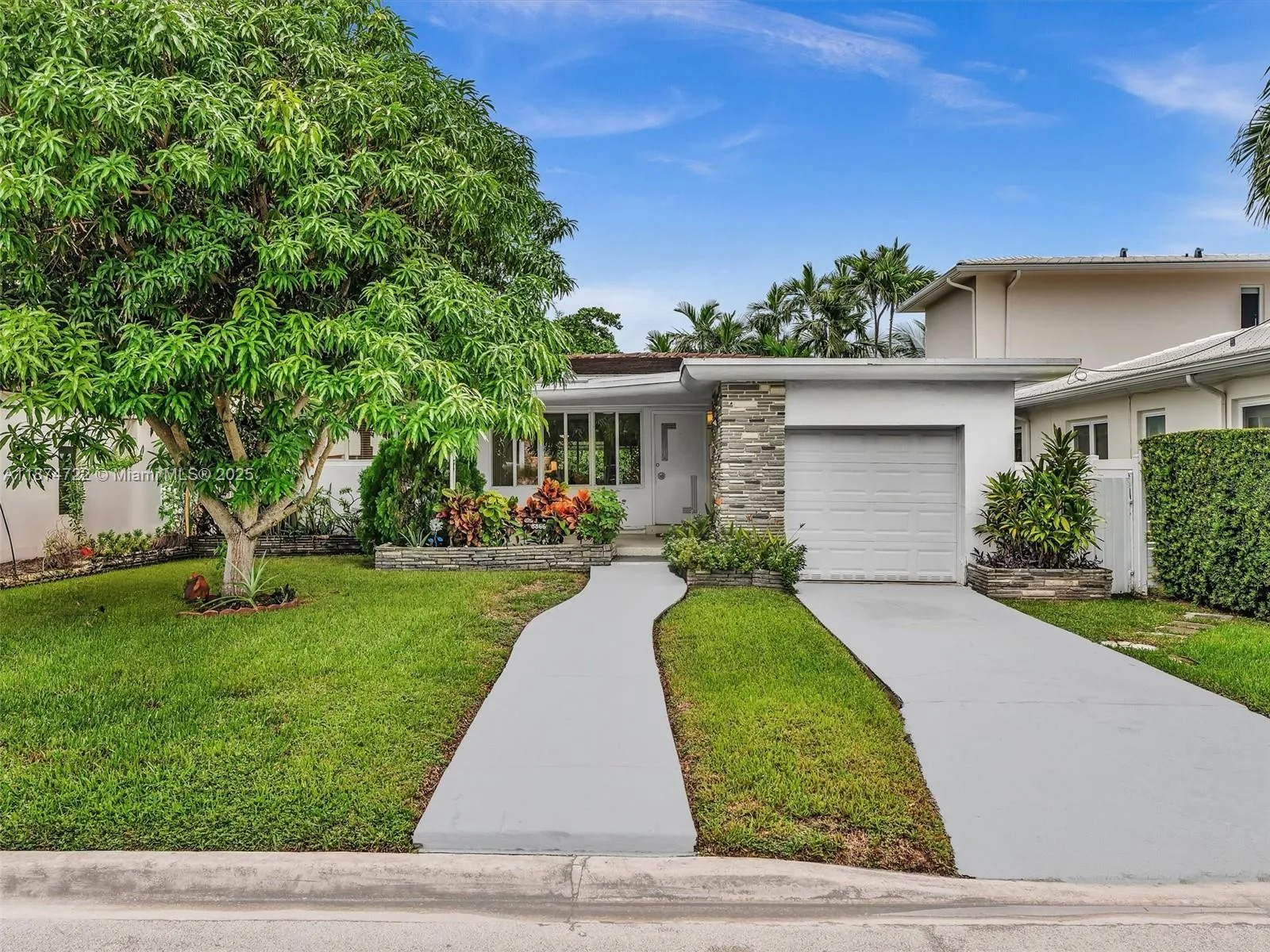 Surfside, Florida 33154, United States, 3 Bedrooms Bedrooms, ,2 BathroomsBathrooms,Residential,Active,212519