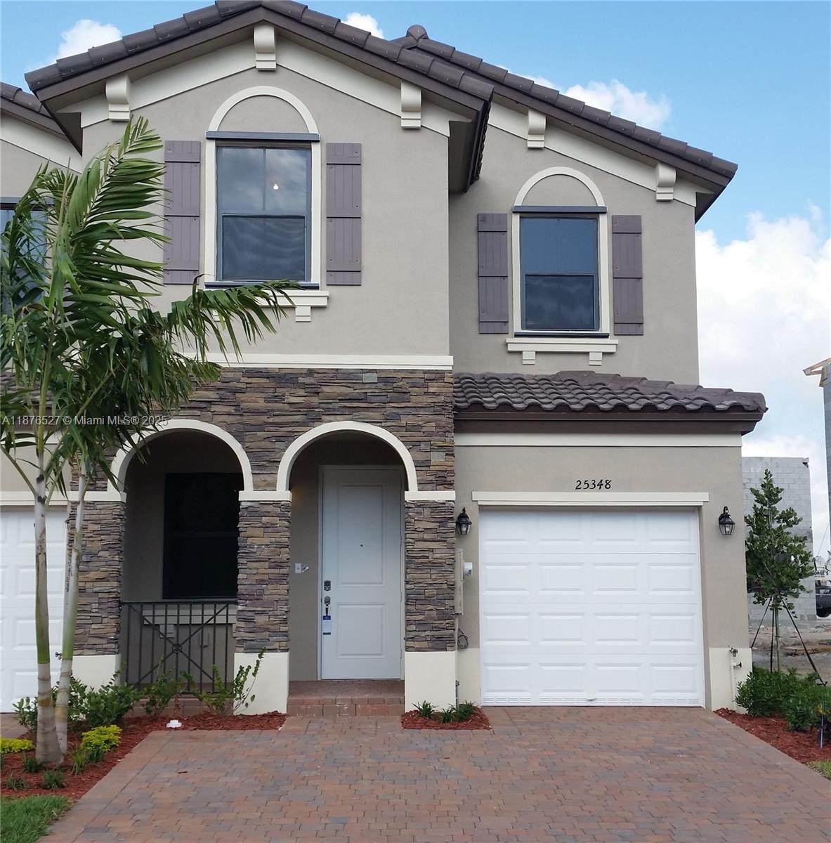 BEAUTIFUL CORNER TOWNHOUSE, 1-CAR GARAGE AND DRIVEWAY SPACE. FULLY EQUIPPED, STAINLESS STEEL
APPLIANCES, CERAMIC FLOOR AND CARPET ON SECOND FLOOR. COMMUNITY CLUBHOUSE, POOL, GYM AND
SECURITY. Pet up to 25lb (see pet fee) !!