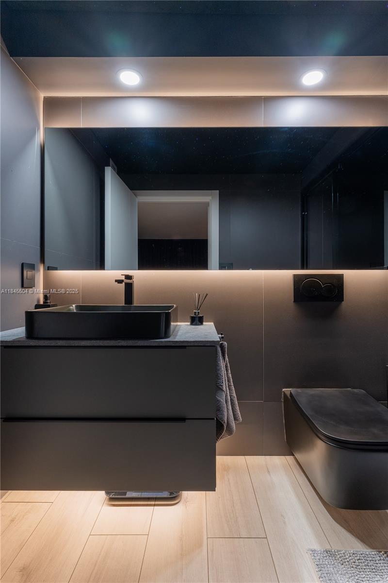 PLAZA OF AMERICAS CONDO P - Residential