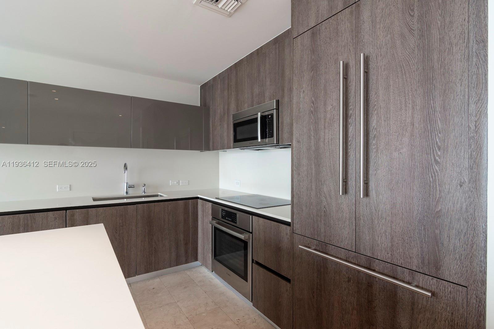 REACH CONDO - Residential