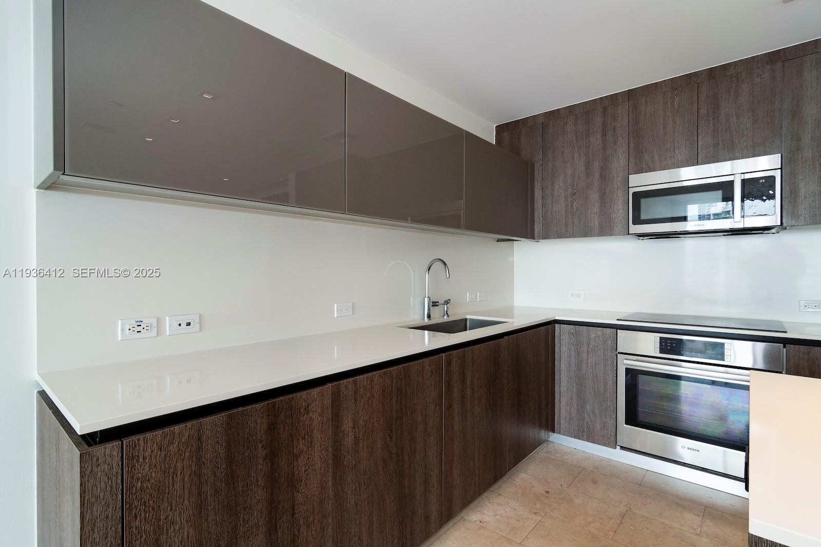 REACH CONDO - Residential