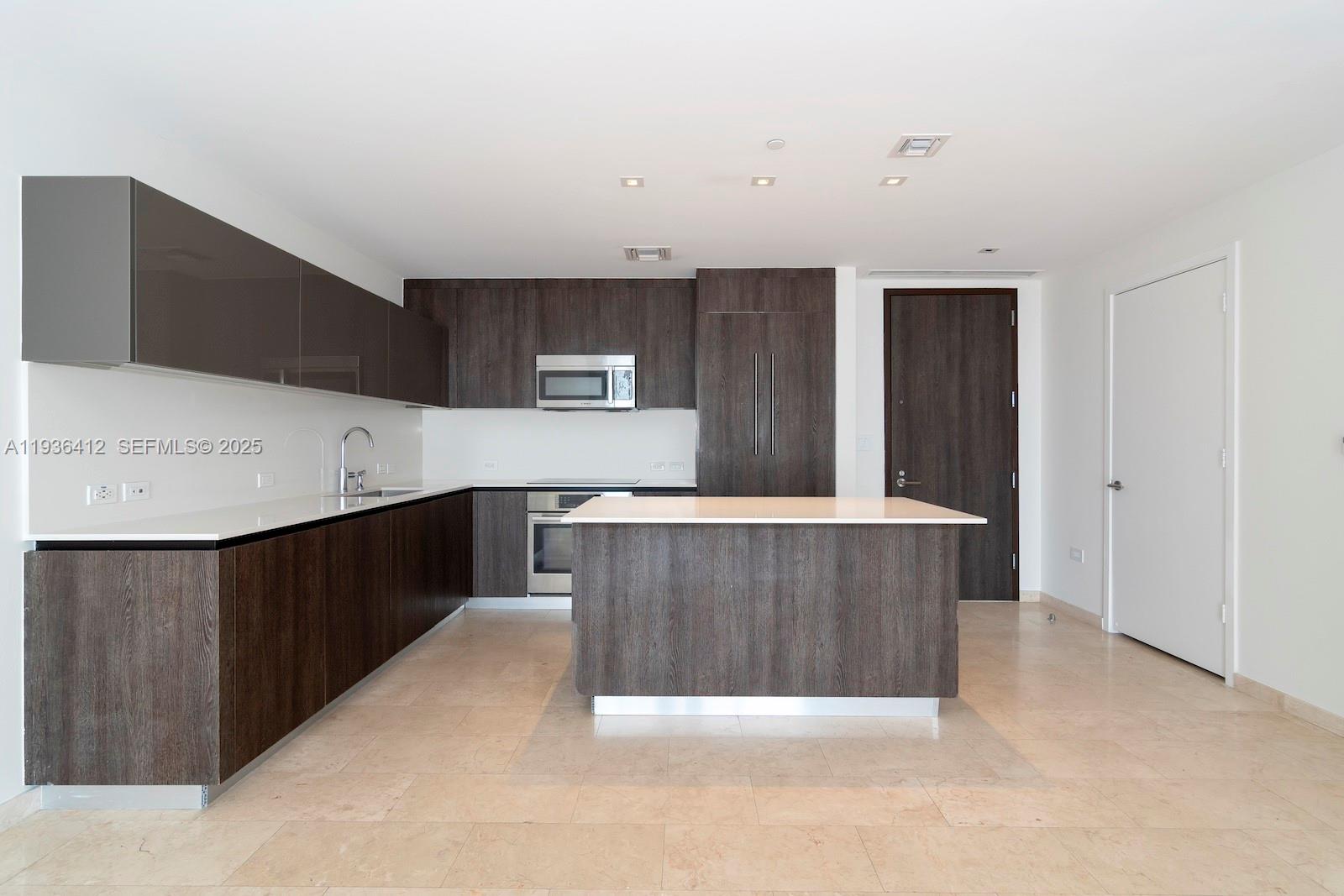 REACH CONDO - Residential