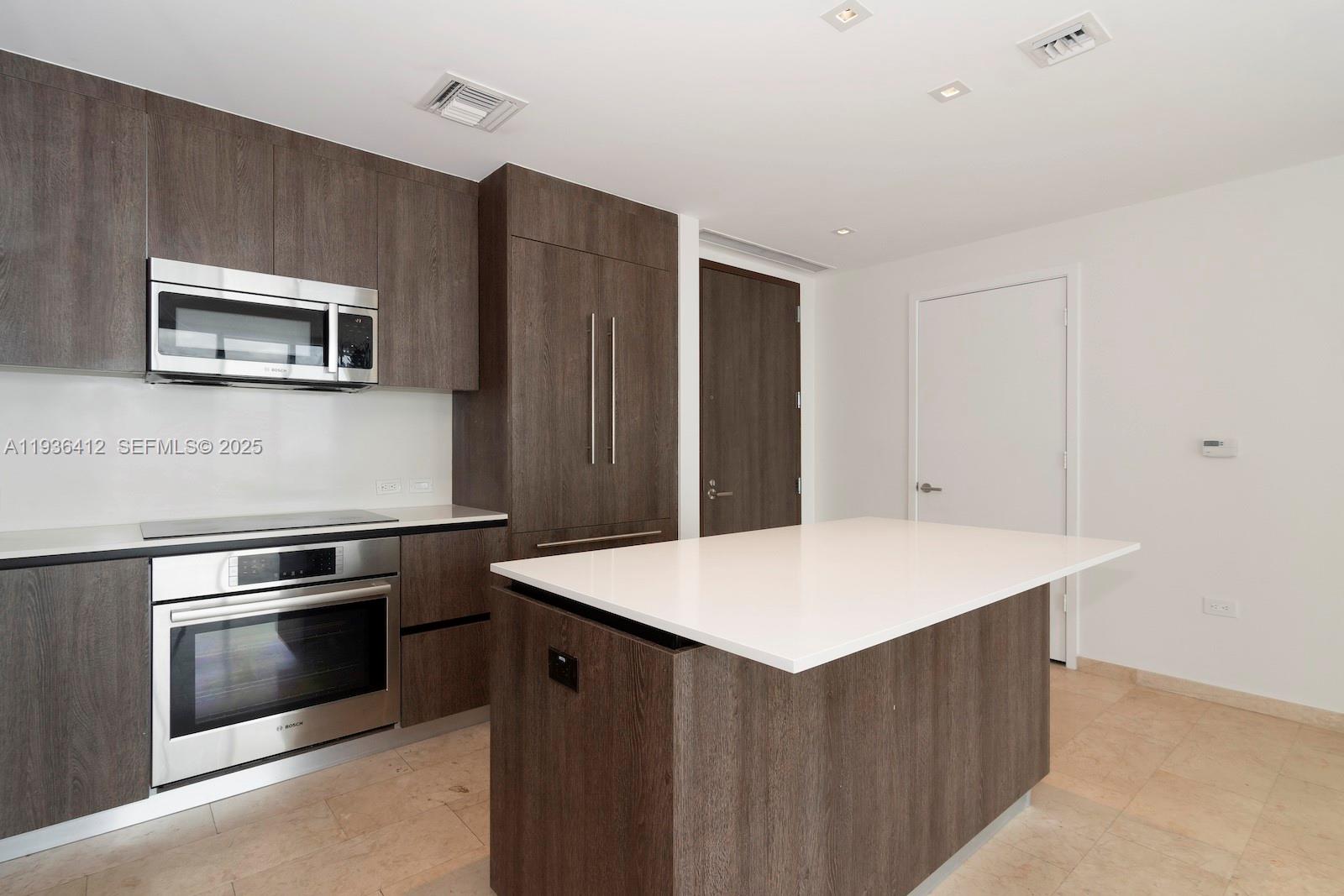 REACH CONDO - Residential