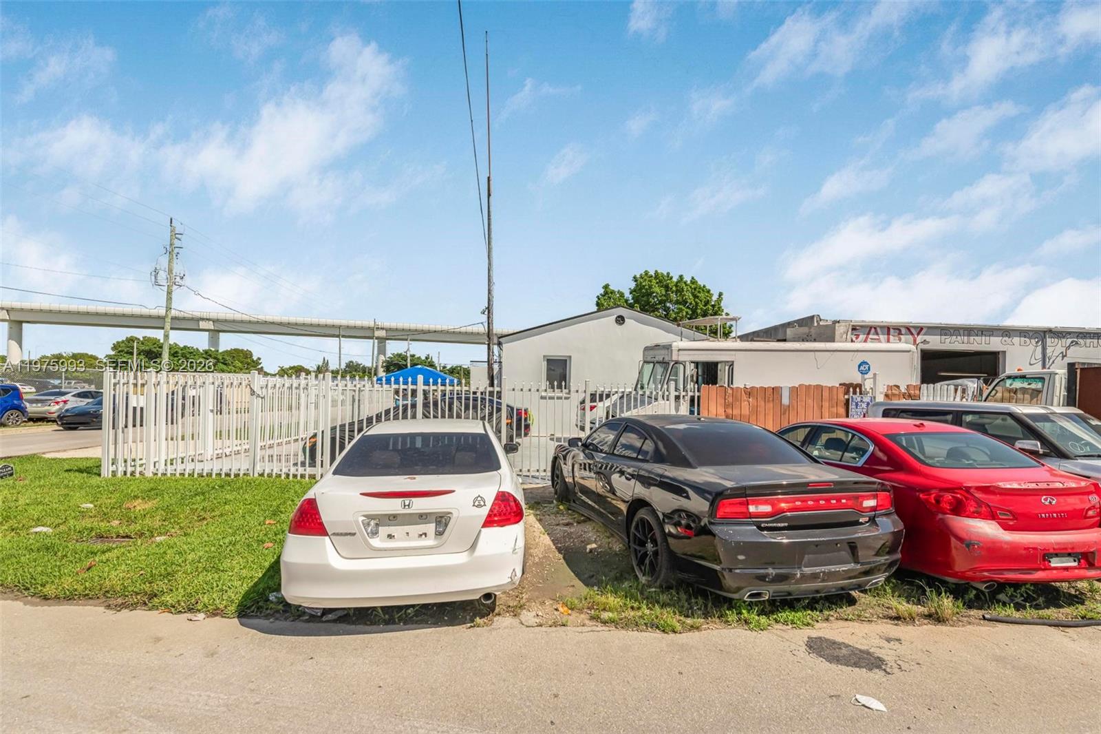 Main image without alt text