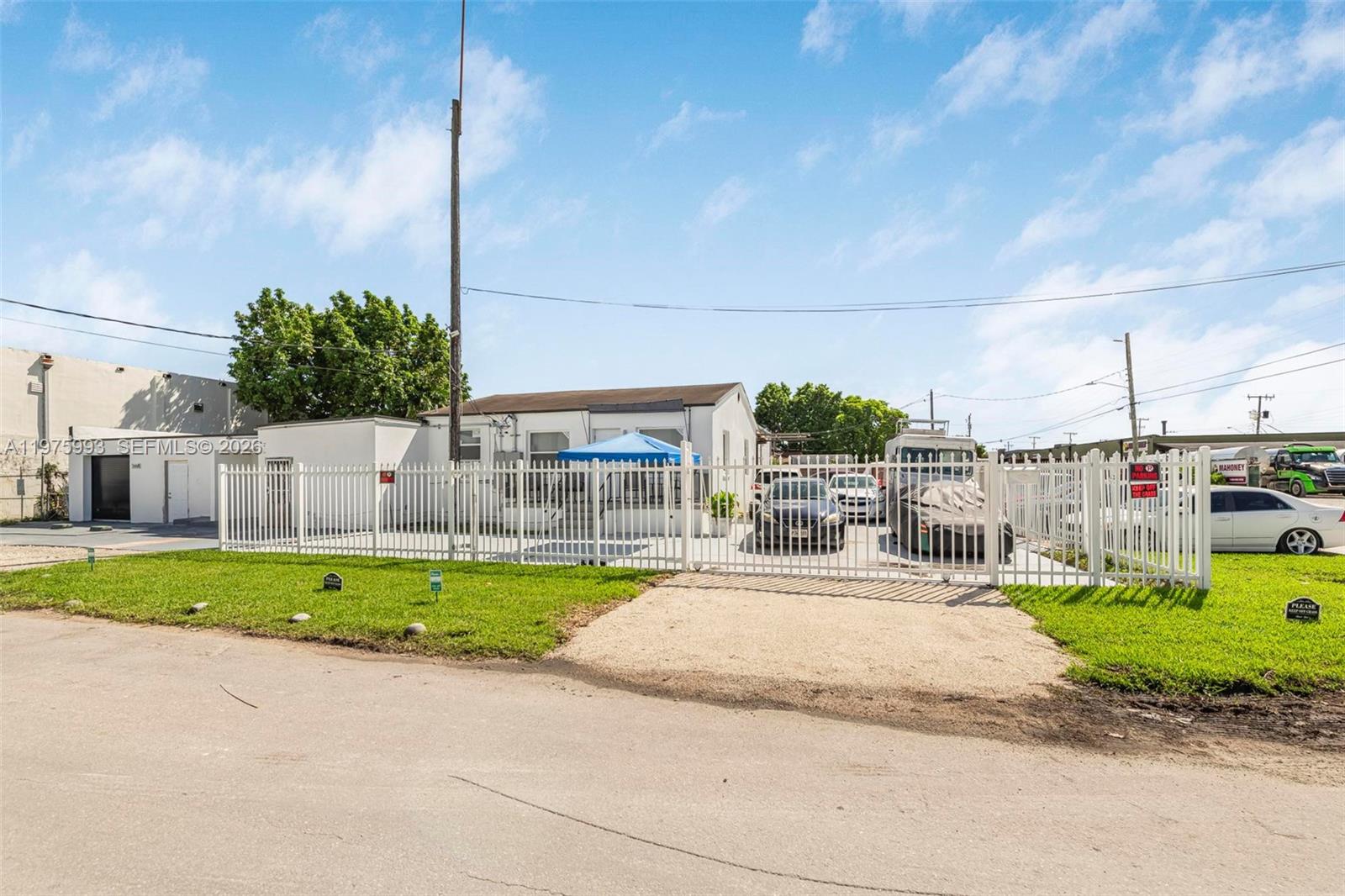 Main image without alt text