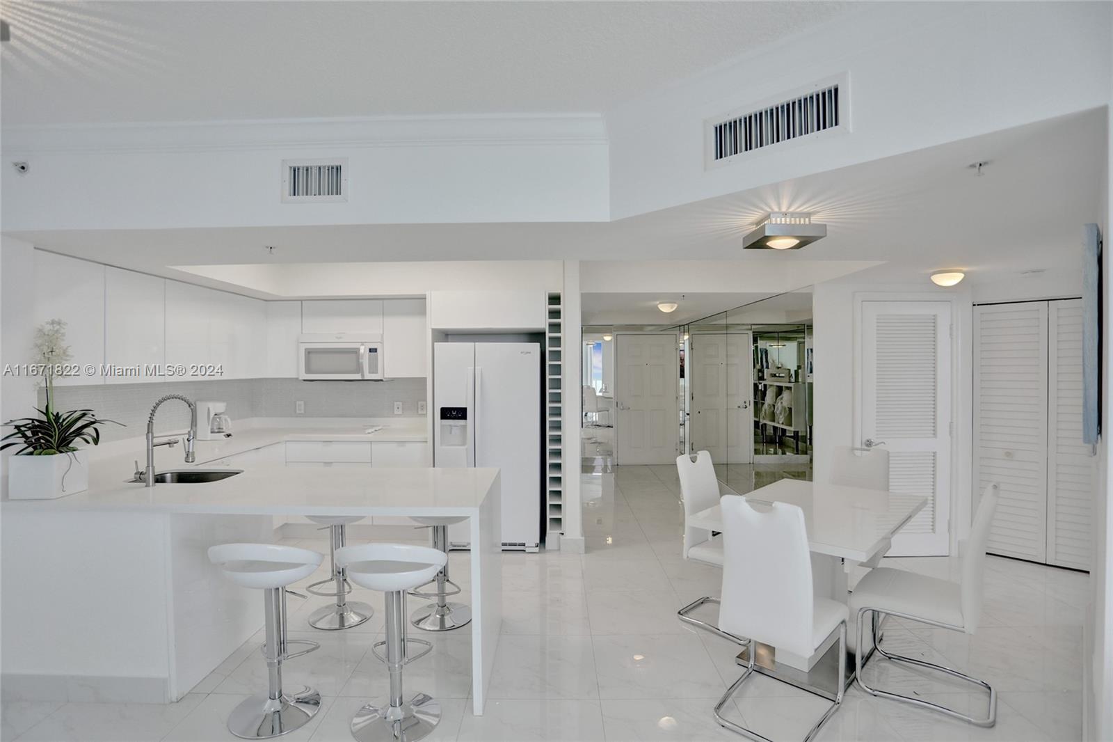 LA PERLA CONDO - Residential Lease