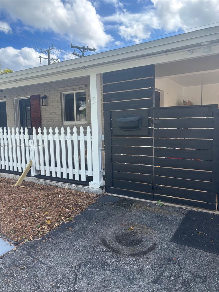 CORAL HEIGHTS SEC ONE - Residential Lease