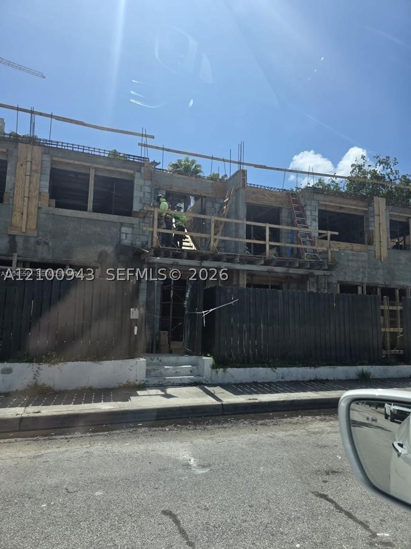 933 SW 4th Ave