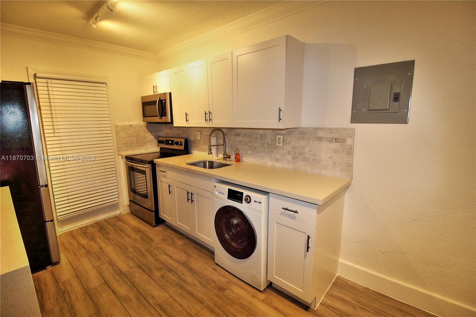 Beautiful 1 bedroom, 1 bathroom apartment in a prime location just minutes from Miami International Airport. Take advantage of this rare opportunity with only 1 month deposit to move in!