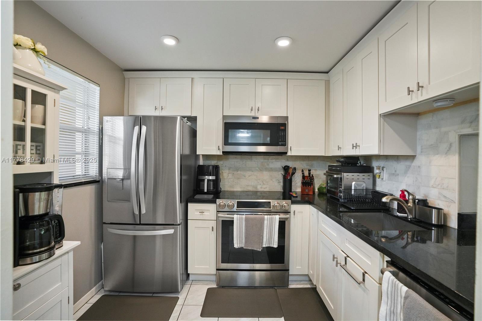 Photo 1 of 471 N Pine Island Rd D405, Plantation, Florida, $250,000, Web #: 11778429