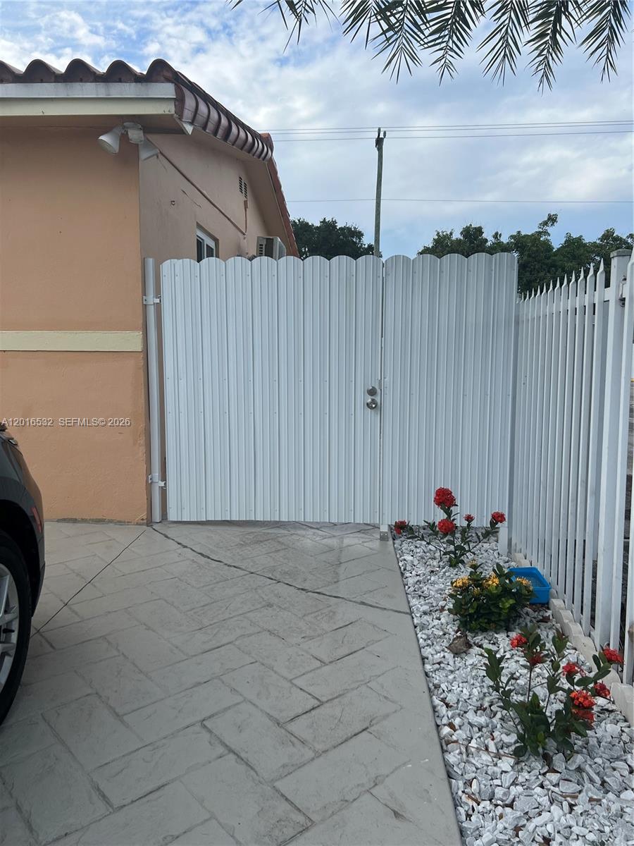 LE JEUNE PARK - Residential Lease