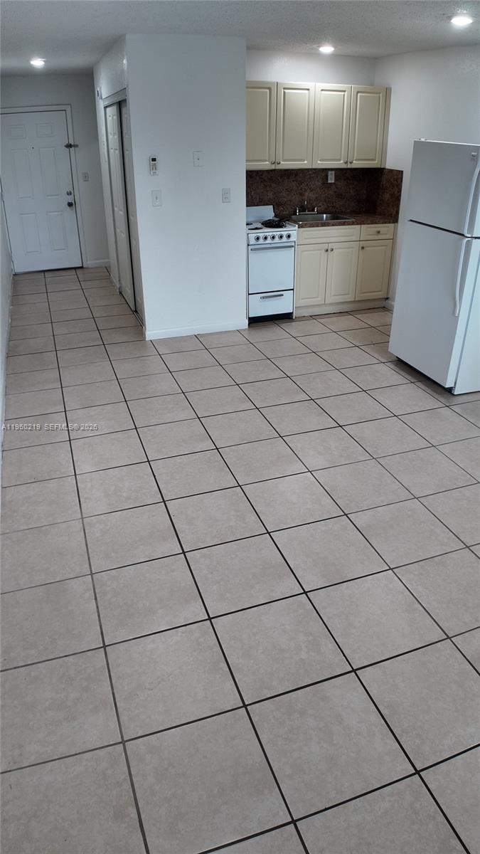 A A DOOLEY SUB - Residential Lease