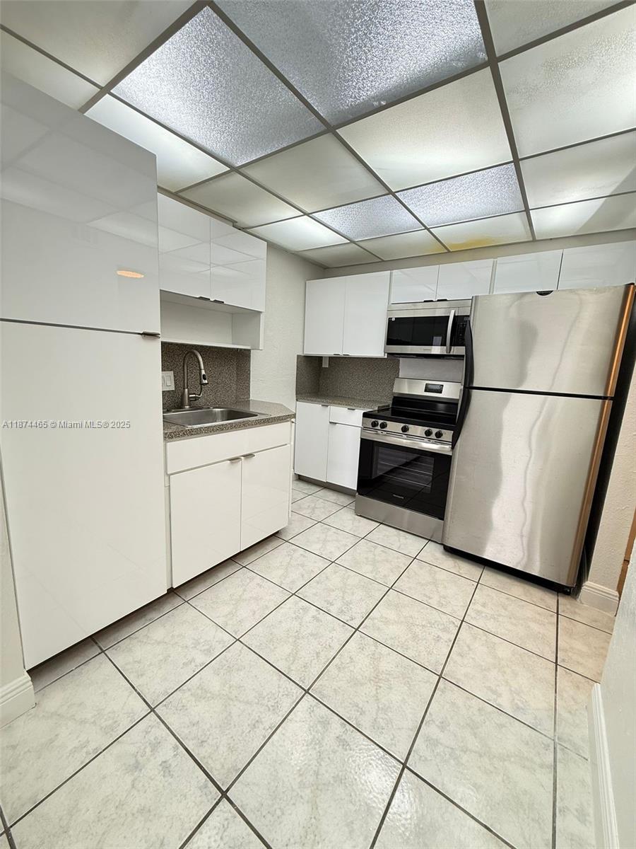 Discover this beautifully renovated 1-bedroom, 1.5-bathroom unit, featuring a modern kitchen complete with brand-new cabinets, countertops, and appliances. Enjoy the fresh, new flooring in the bedroom and a freshly painted interior throughout. This home is move-in ready and waiting for you!