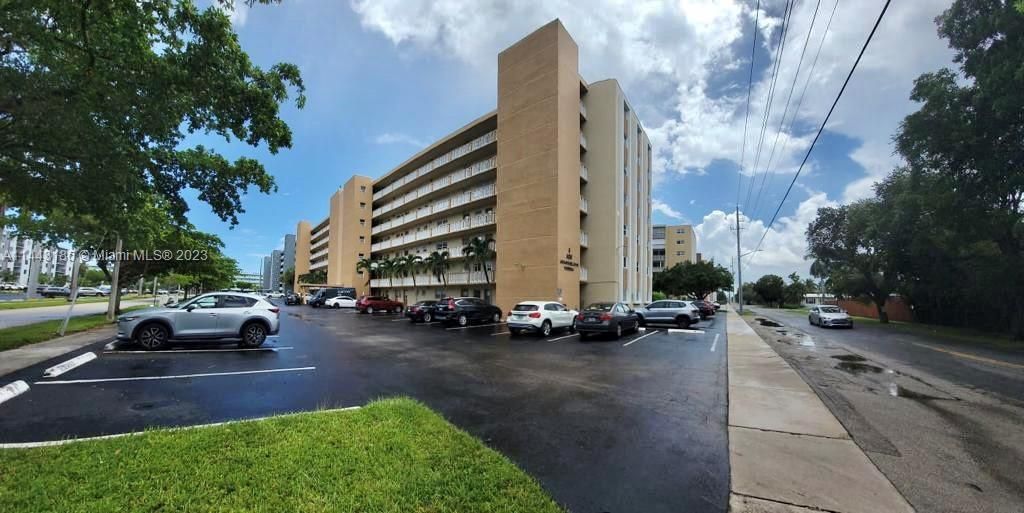 Photo of 620 NE 12th Ave #703, Hallandale Beach, FL 33009 (MLS # A11443186)