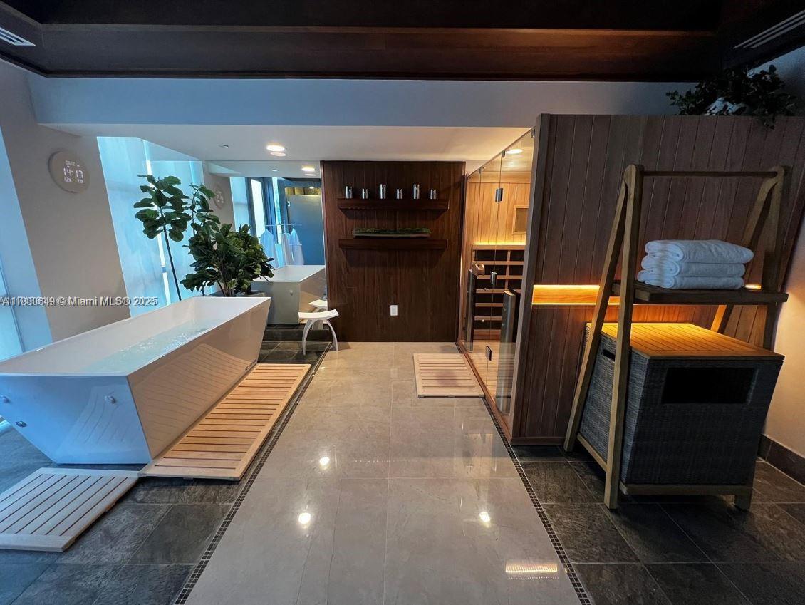 MEI CONDO - Residential