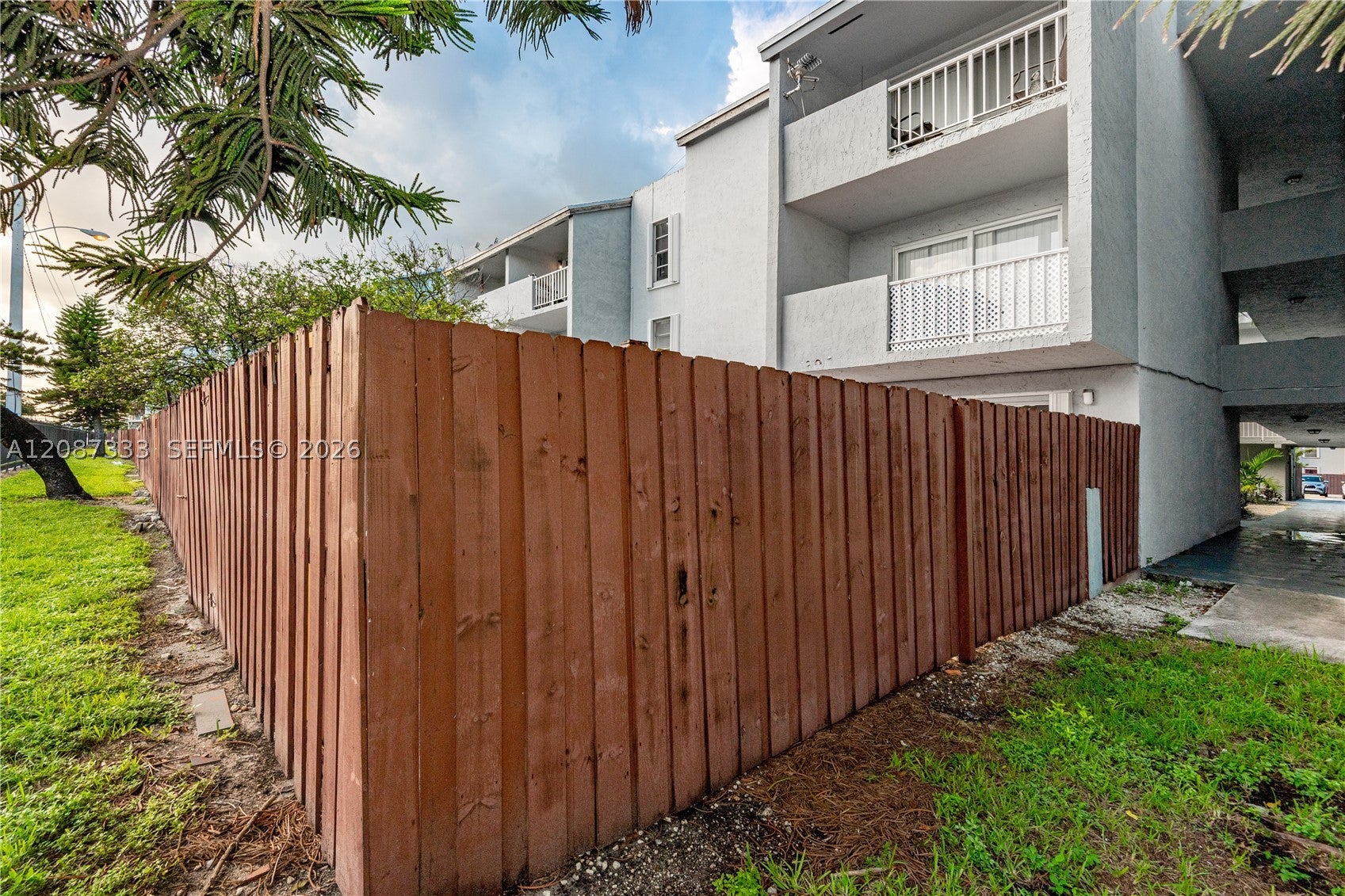 1725 W 60th St F126