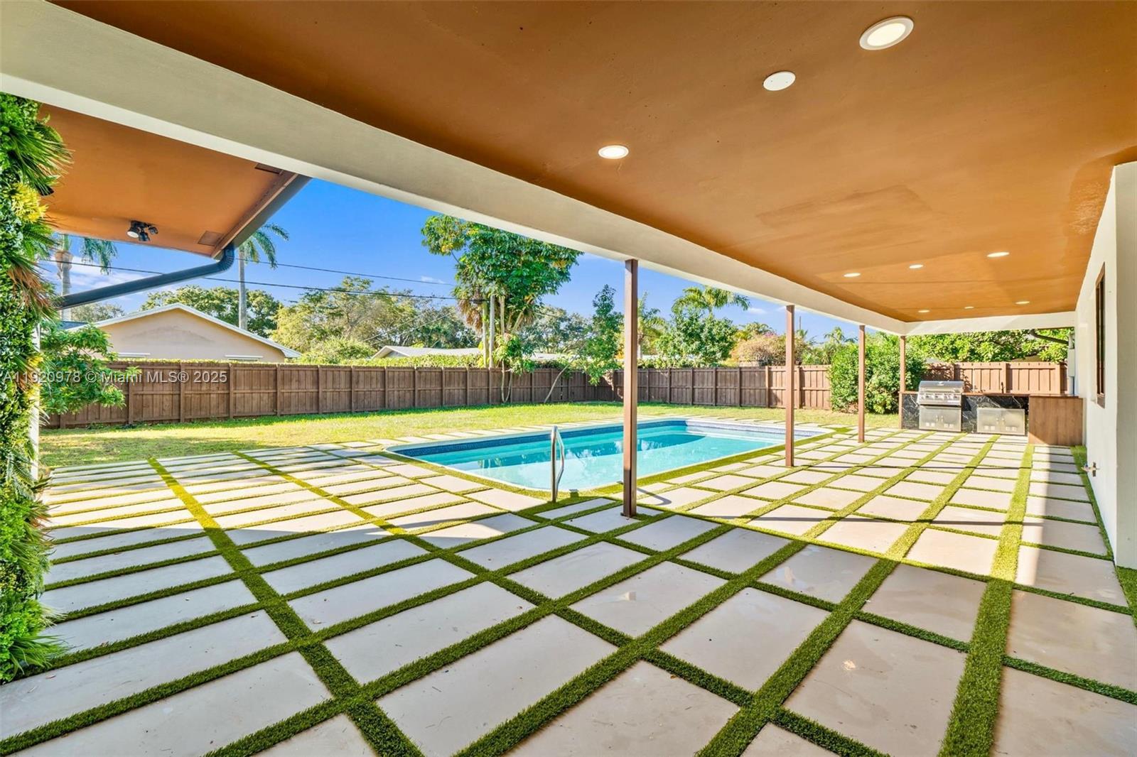 PLANTATIONS SECLUDED GARD - Residential