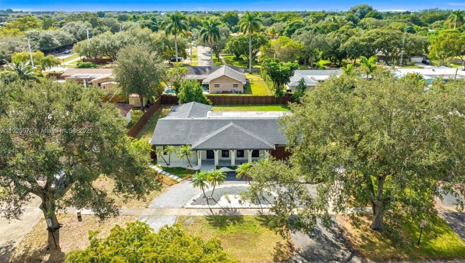 PLANTATIONS SECLUDED GARD - Residential