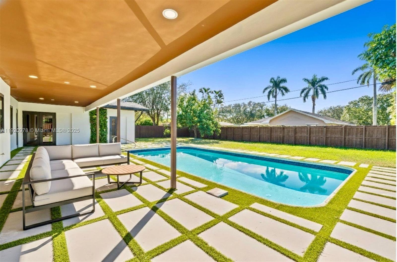 PLANTATIONS SECLUDED GARD - Residential