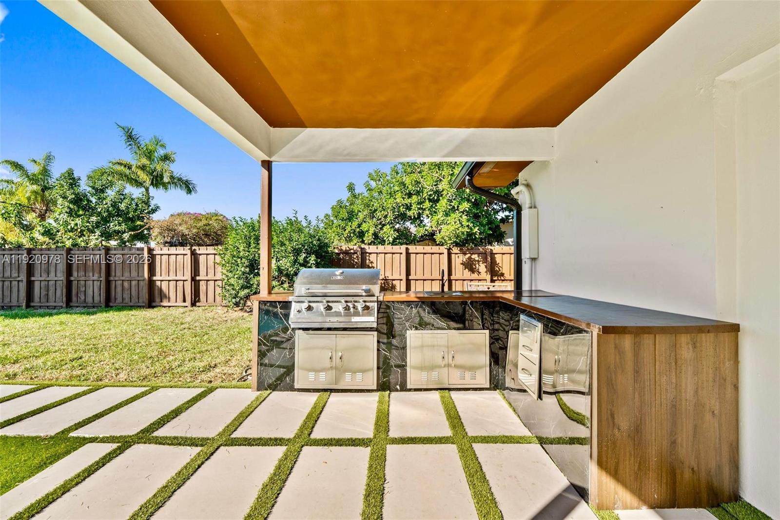 PLANTATIONS SECLUDED GARD - Residential