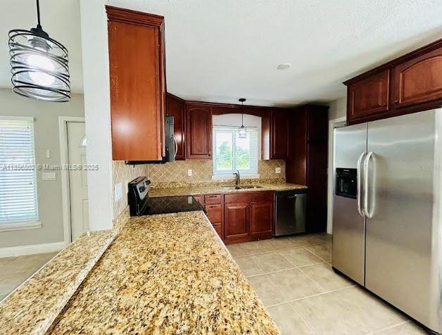 Main image without alt text