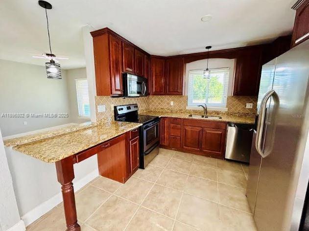 Main image without alt text