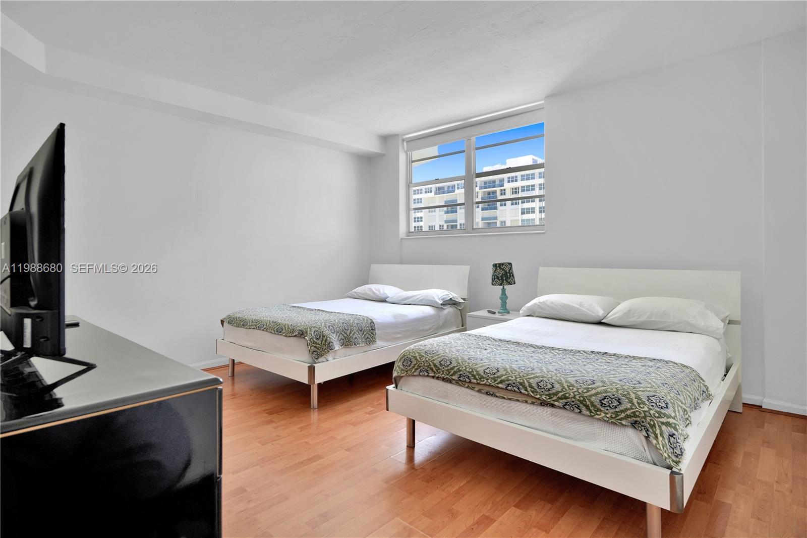 RESIDENCES ON HOLLYWOOD B - Residential Lease