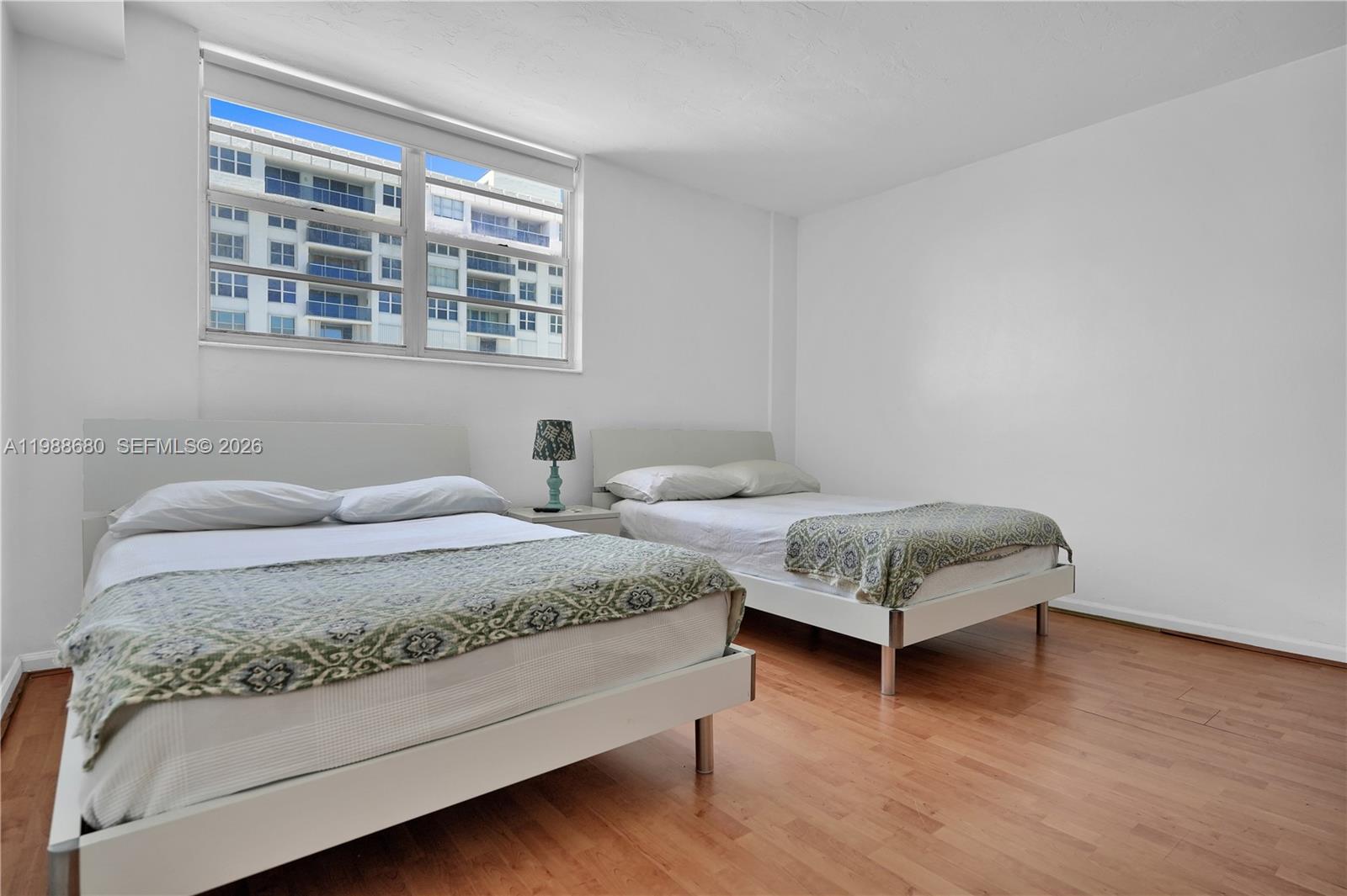 RESIDENCES ON HOLLYWOOD B - Residential Lease