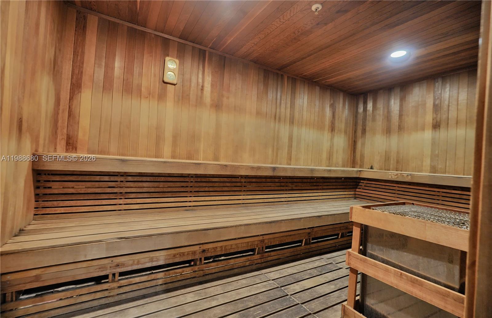 RESIDENCES ON HOLLYWOOD B - Residential Lease