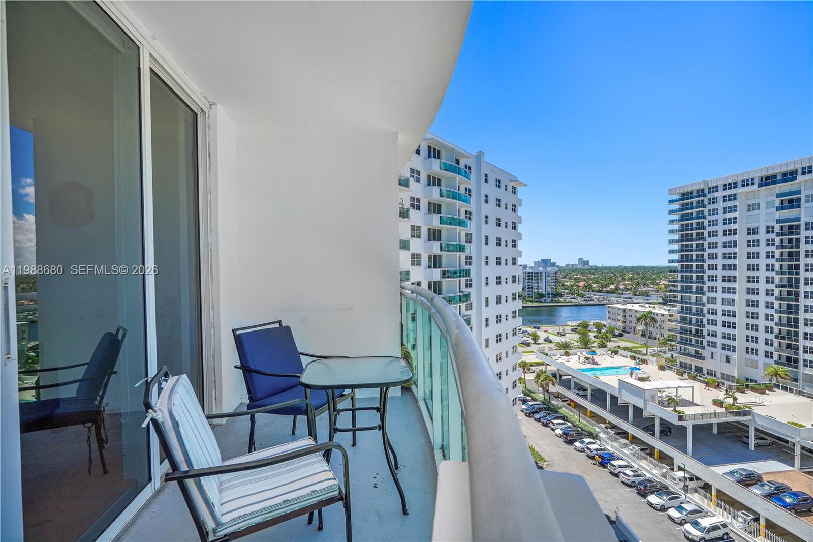 RESIDENCES ON HOLLYWOOD B - Residential Lease