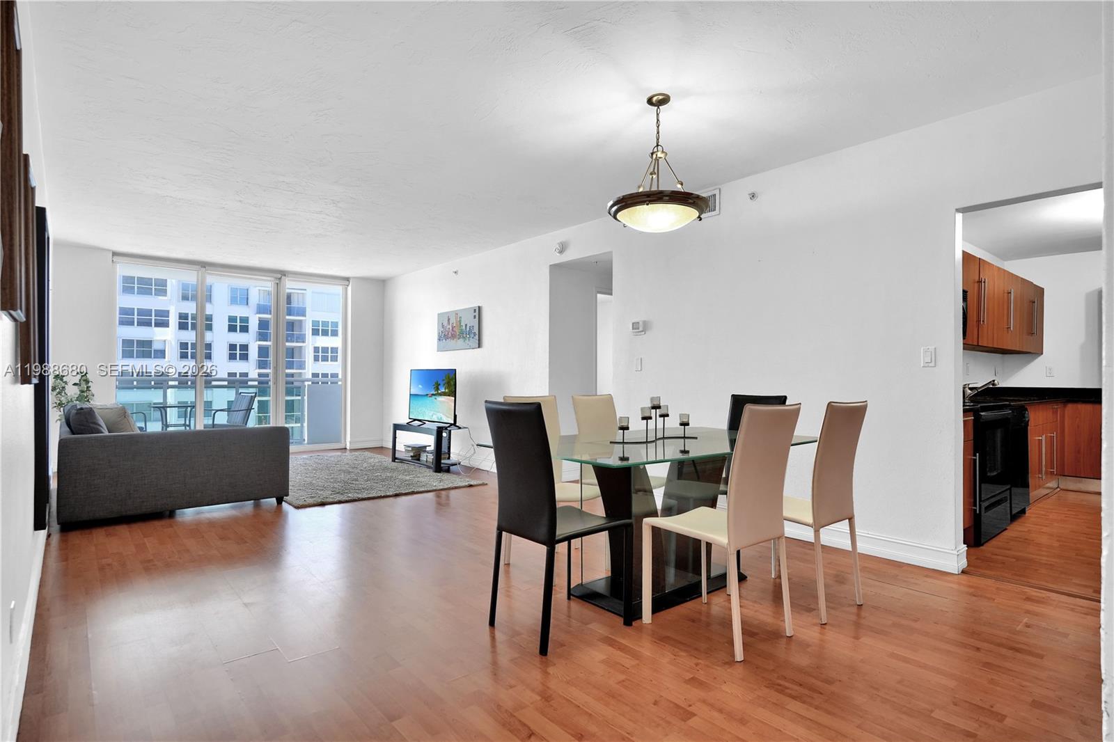 RESIDENCES ON HOLLYWOOD B - Residential Lease