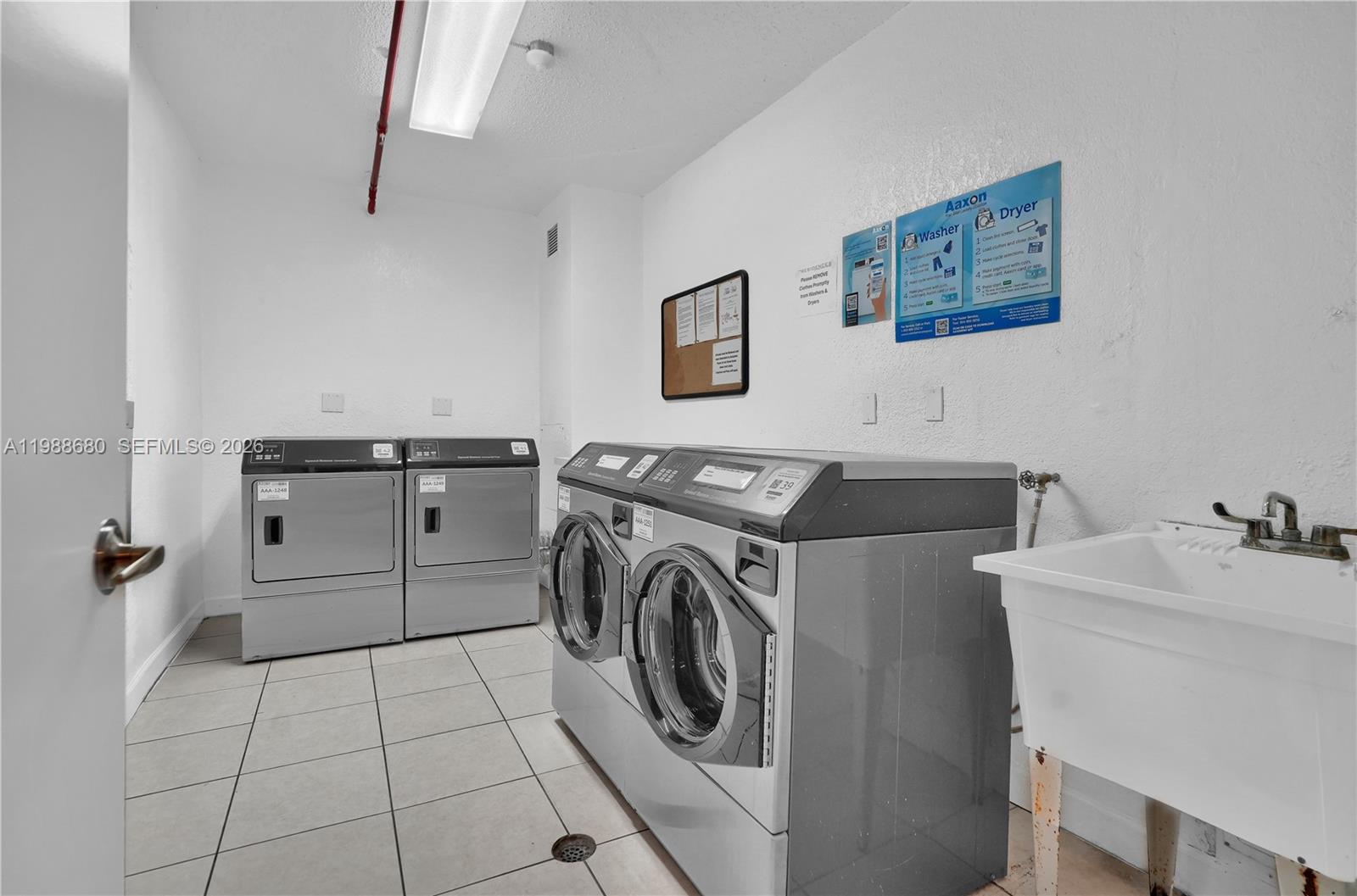 RESIDENCES ON HOLLYWOOD B - Residential Lease