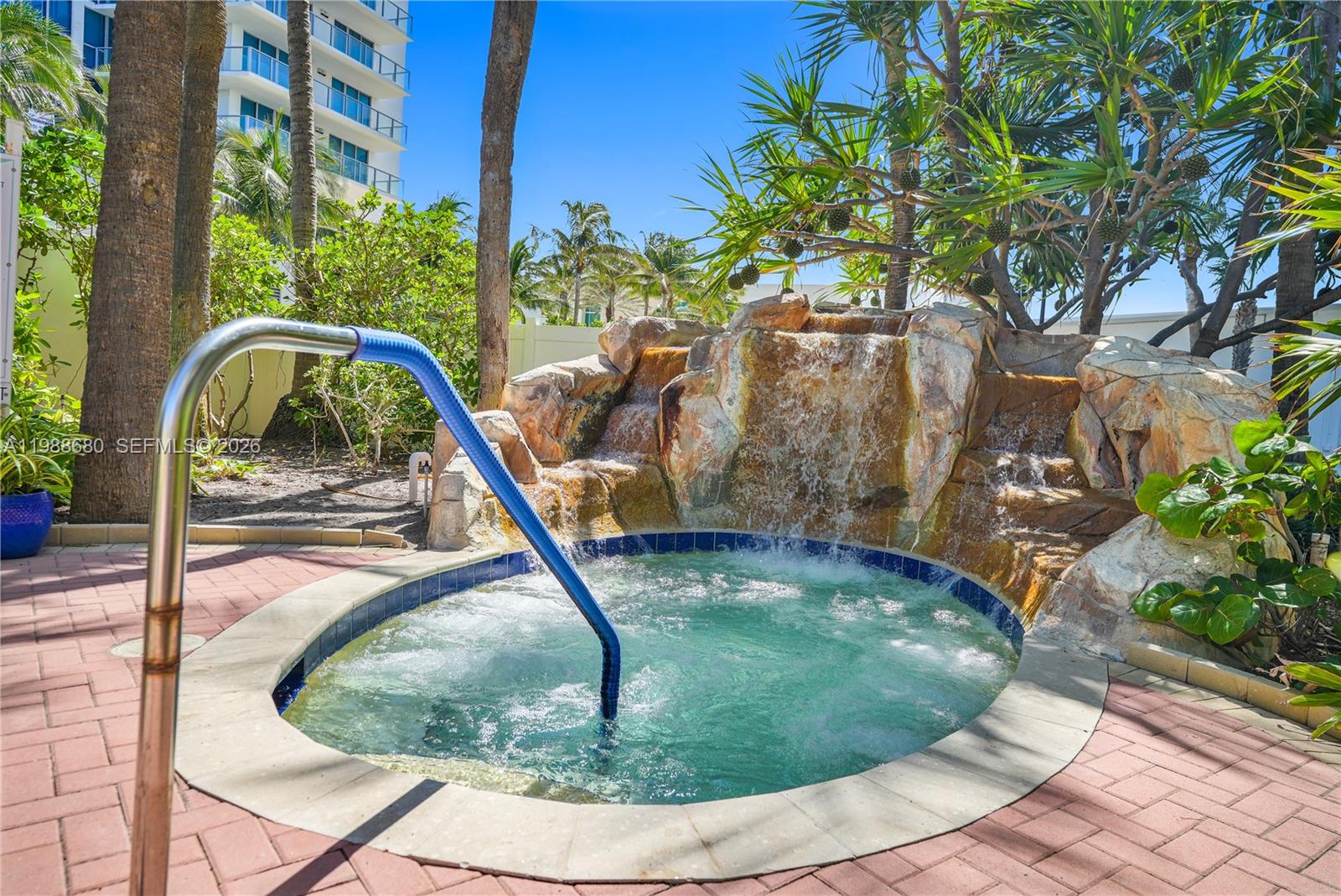 RESIDENCES ON HOLLYWOOD B - Residential Lease