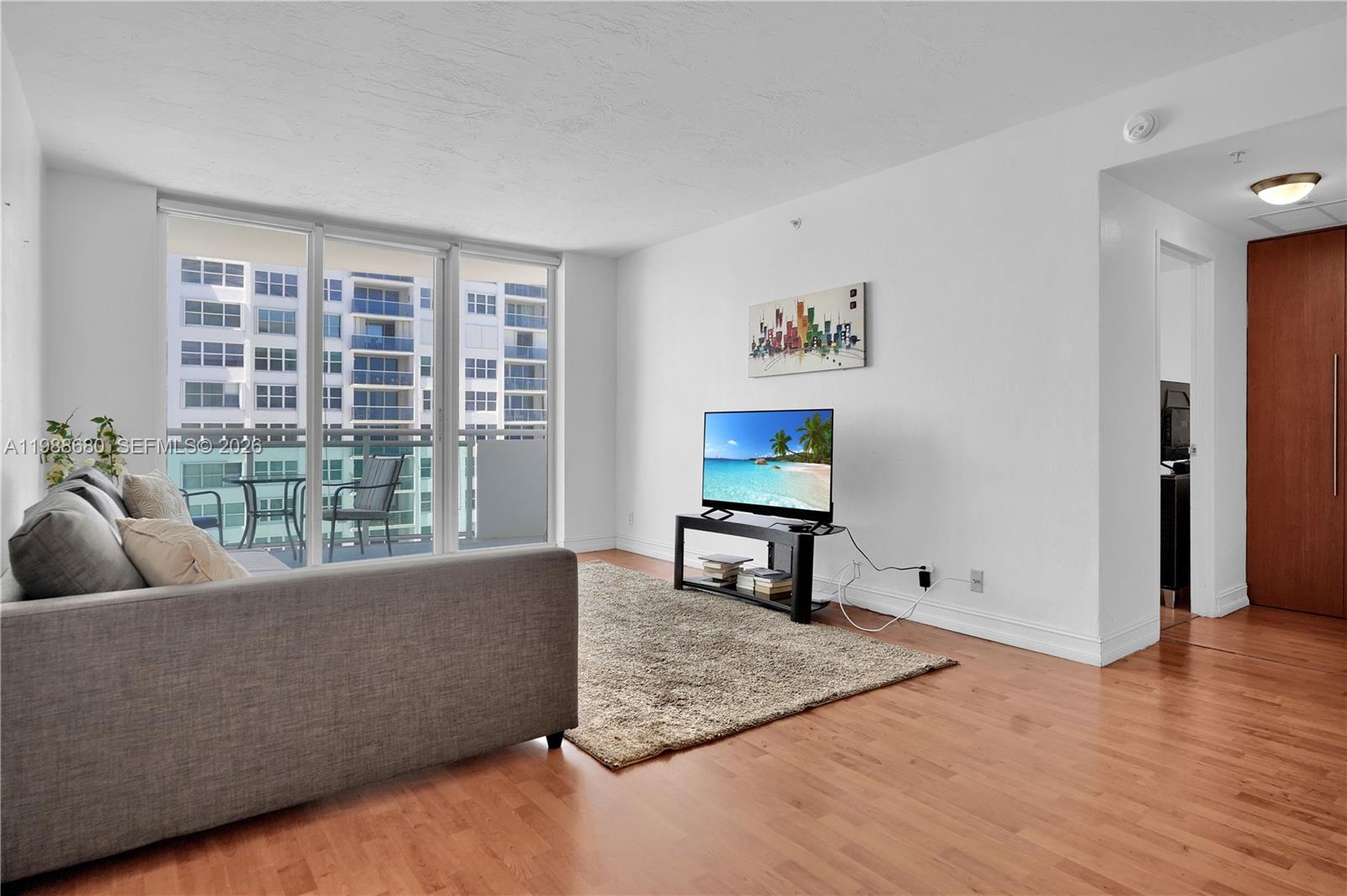 RESIDENCES ON HOLLYWOOD B - Residential Lease