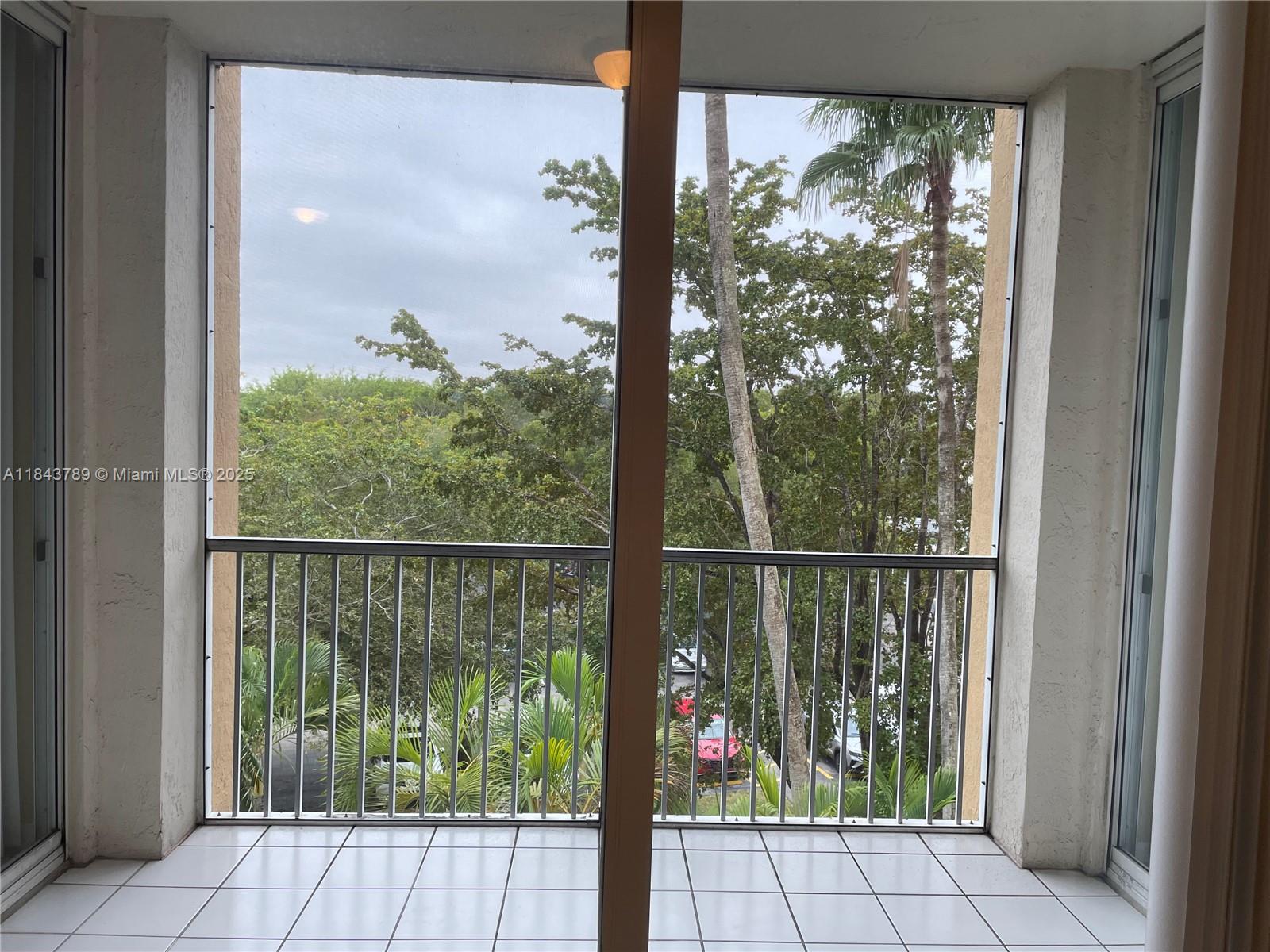 Beautiful and spacios 2Bed,2Bath with 1130sqf in the heart of Doral,24 Hours security,ceramic floors, stainless steel appliances, club house offer pool, gym. tennis courts,picketball and playground