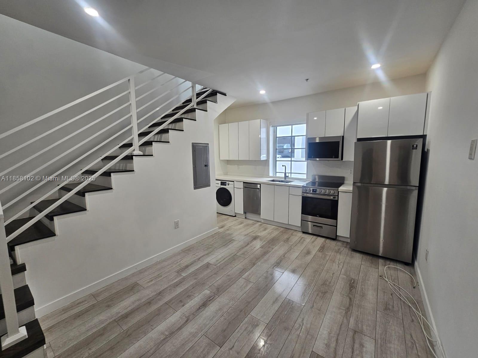 Nice & cozy unit in a Boutique condo next to Iconic Lincoln Rd. Great investment opportunity.
Close to shops, Restaurants and schools.