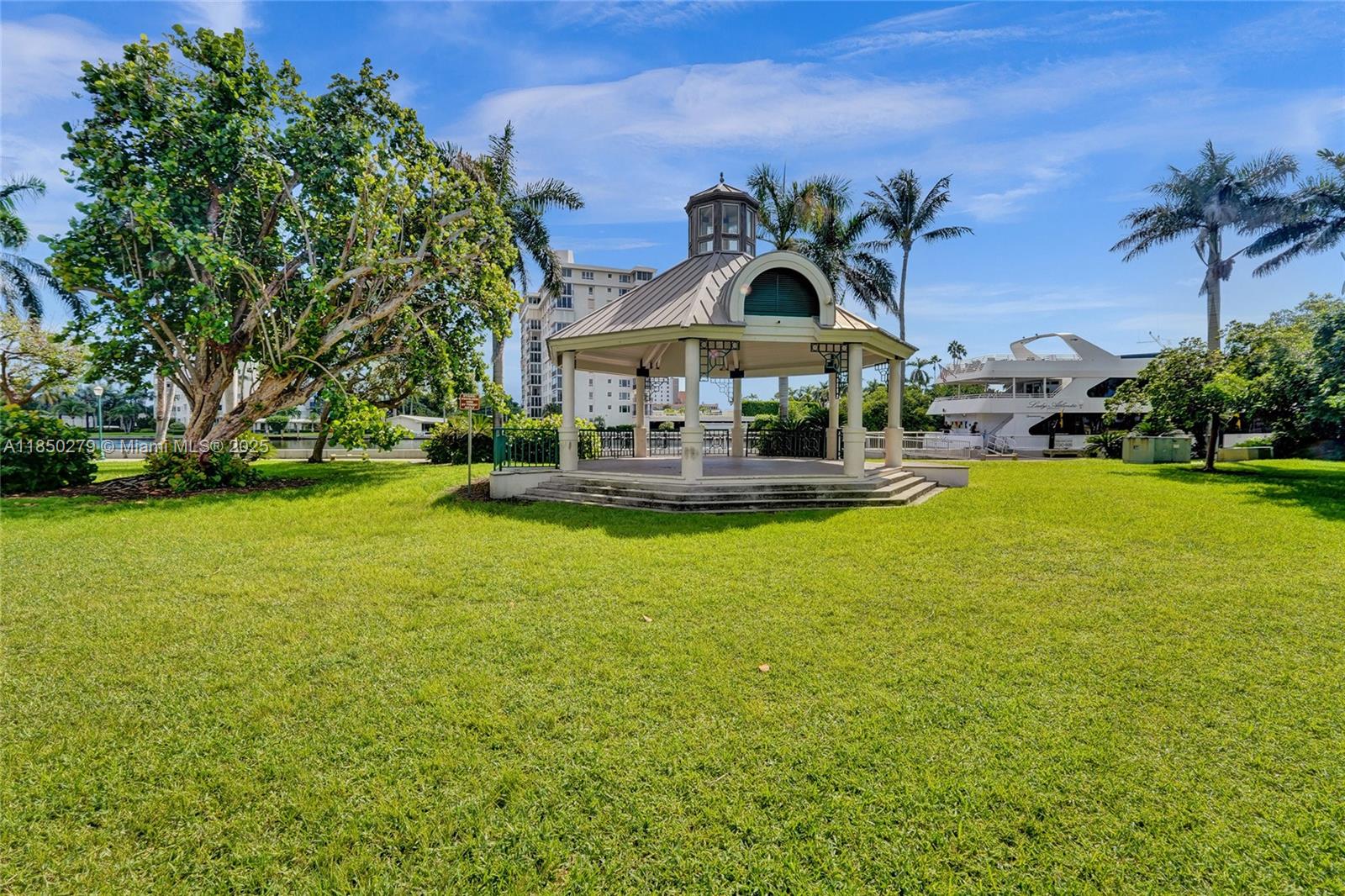 CHATEAU CHEVERNY IBIS ISL - Residential