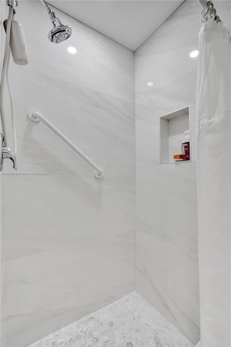 CHATEAU CHEVERNY IBIS ISL - Residential