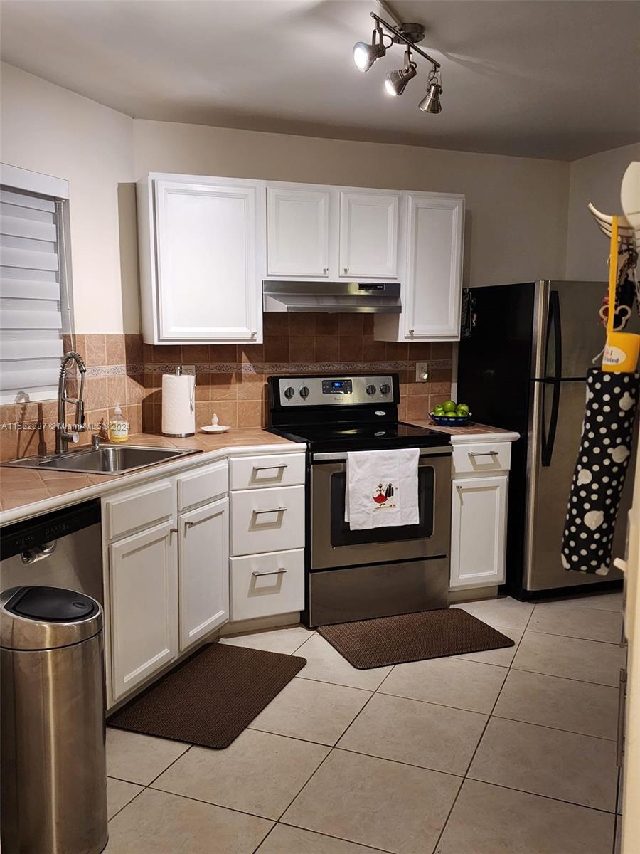 PLANTATION CLUB B CONDO - Residential