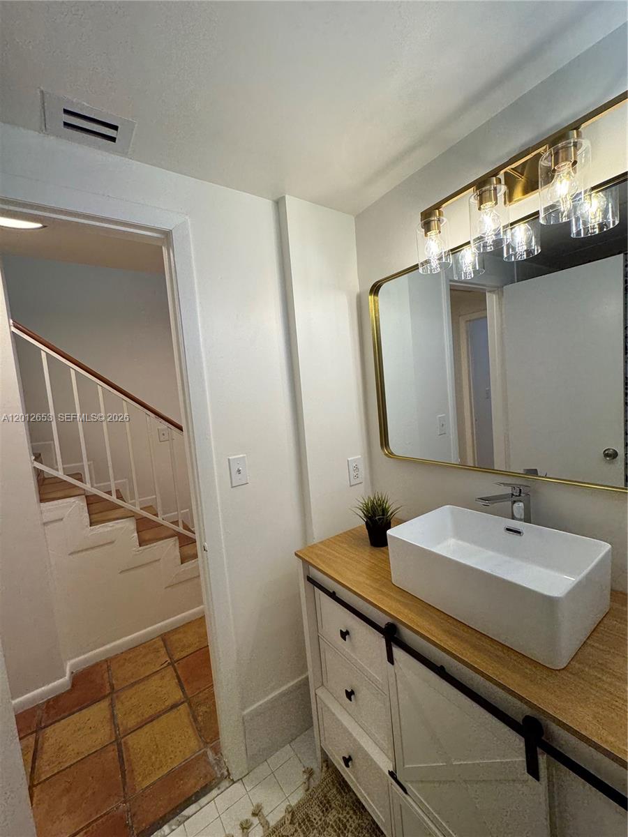 THE DRAKE CONDO - Residential Lease