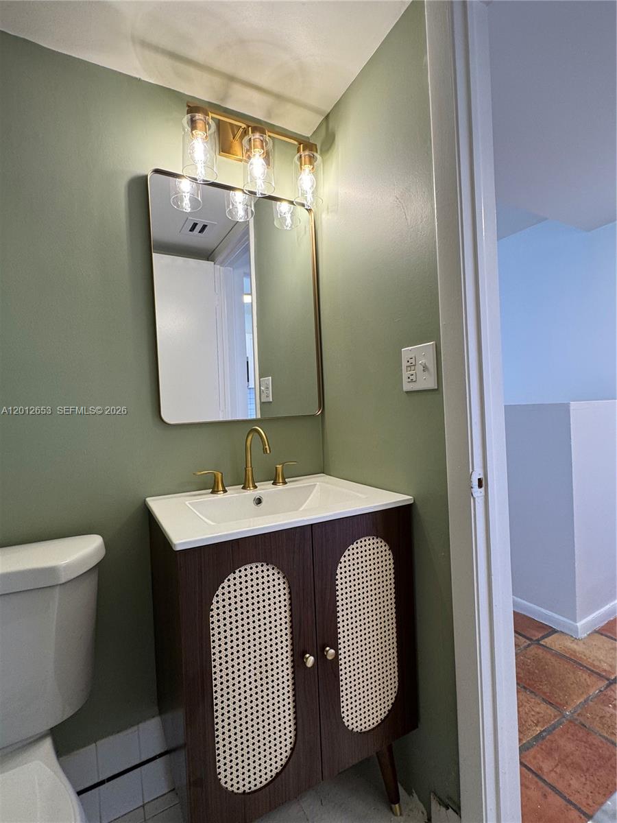 THE DRAKE CONDO - Residential Lease