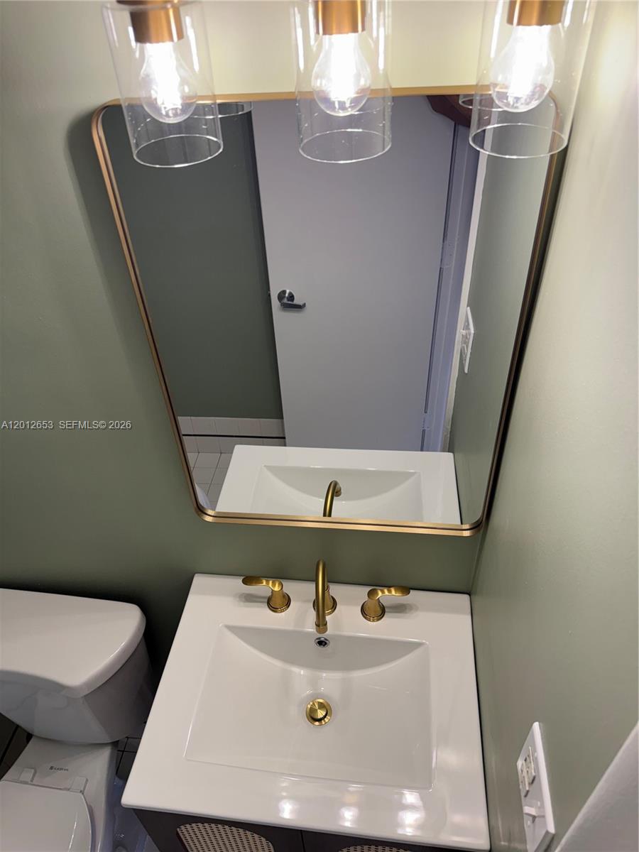 THE DRAKE CONDO - Residential Lease
