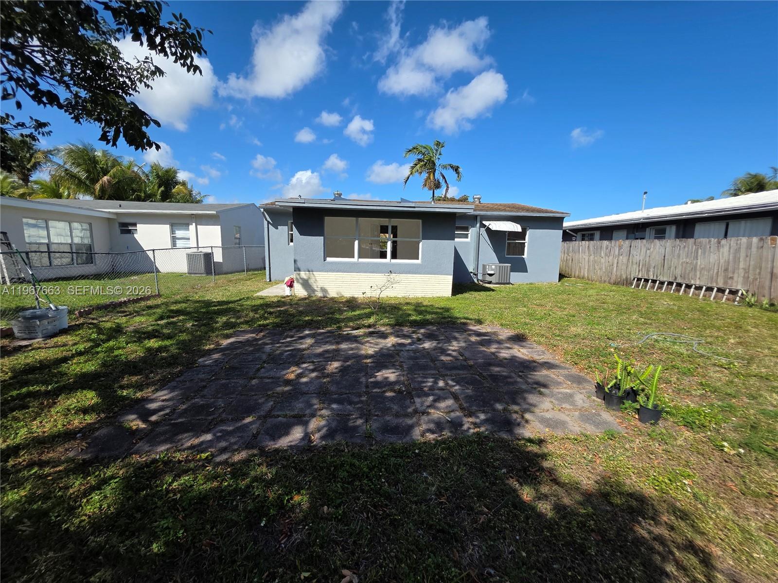 HOLLYWOOD LITTLE RANCHES - Residential