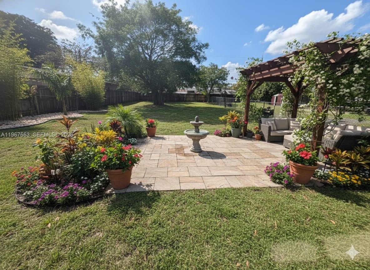 HOLLYWOOD LITTLE RANCHES - Residential