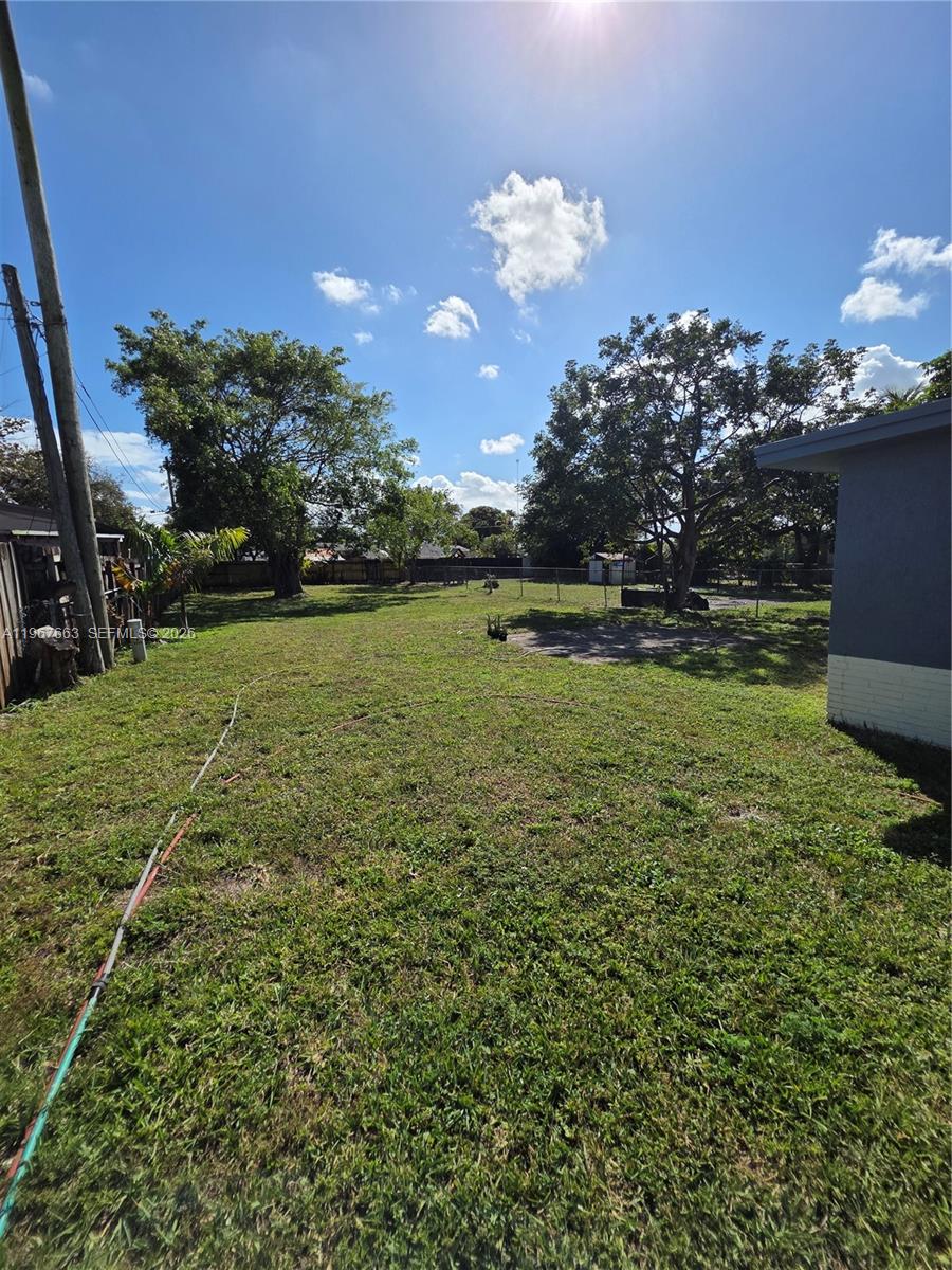 HOLLYWOOD LITTLE RANCHES - Residential